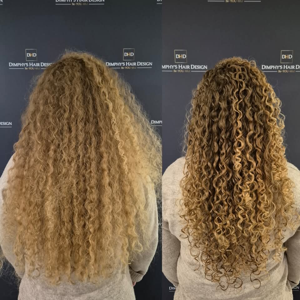 Voor en na: links lang krullend haar zonder model, rechts dezelfde lange krullen strak gedefinieerd, voor de donkerblauwe logowand