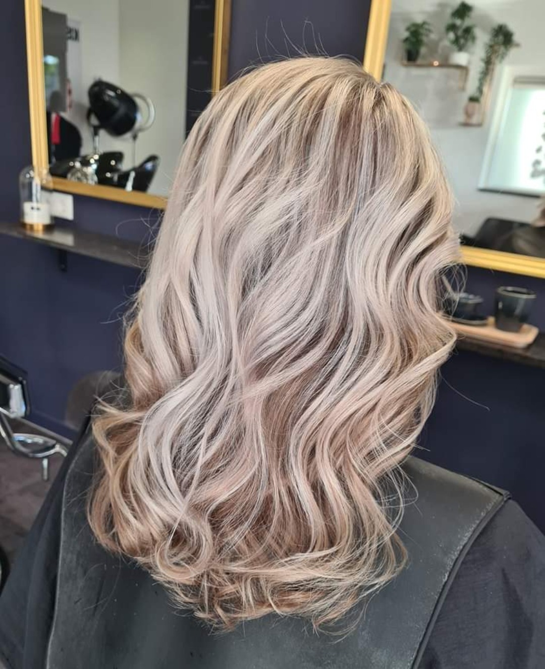 Zilver- en asblond haar in losse slagen, van achteren in de salon